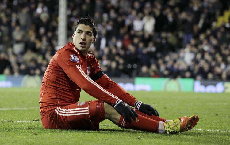 Luis Suarez følte sig gennem dele af kampen forfulgt af Fulhams fans. 