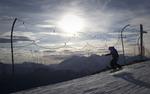 Sæsonstart. Første weekend i december åbner skisportsstederne i Schweiz. De har dog i år været truet af mangel på sne. Her er det en snowboarder i Verbier der dog har lidt at boltre sig på. 