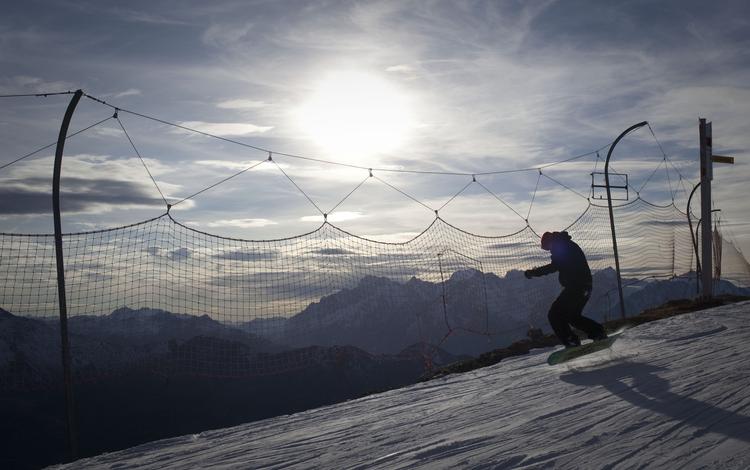 Sæsonstart. Første weekend i december åbner skisportsstederne i Schweiz. De har dog i år været truet af mangel på sne. Her er det en snowboarder i Verbier der dog har lidt at boltre sig på. 