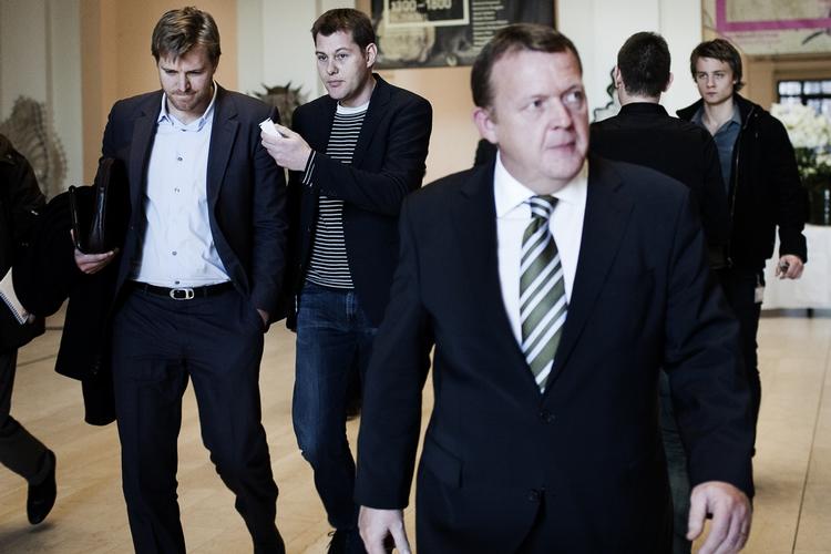 Rådgiver. Mikael Børsting (tv.) efter gårsdagens pressemøde, hvor Lars Løkke Rasmussen blev spurgt om, hvad han vidste om lækagerne omkring Helle Thorning-Schmidts skattesag. 