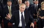 Fanmøde. Vladimir Putin taler til nogle af sine tilhængere i Moskva i dag. I går gik flere tusinde utilfredse russere på gaden i protest mod, det de beskriver som, valgsvindel. 