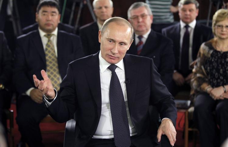 Fanmøde. Vladimir Putin taler til nogle af sine tilhængere i Moskva i dag. I går gik flere tusinde utilfredse russere på gaden i protest mod, det de beskriver som, valgsvindel. 
