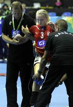 Exit. Fløjspilleren måtte bæres fra opgøret mod Argentina i aftes. 