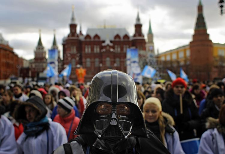 Medlemmer af den regeringsvenlige bevægelse Stal (Stål) blandede sig i dag i demonstrationerne i det centrale Moskva. 