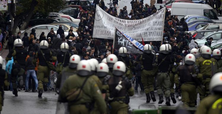 Sammenstød. Tidligere i dag blev knap 20 personer kvæstet i lignende sammenstød mellem politi og demonstranter. 