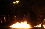 Gadekampe. Mens det græske parlament stemte for næste års finanslov, var politiet travlt optaget af vrede demonstranter i Athens gader. 