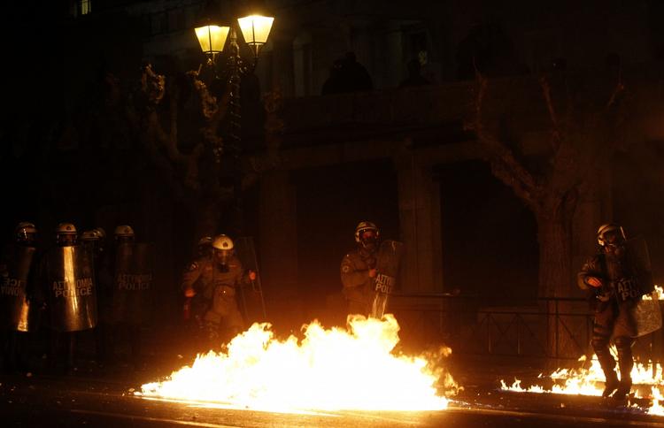 Gadekampe. Mens det græske parlament stemte for næste års finanslov, var politiet travlt optaget af vrede demonstranter i Athens gader. 
