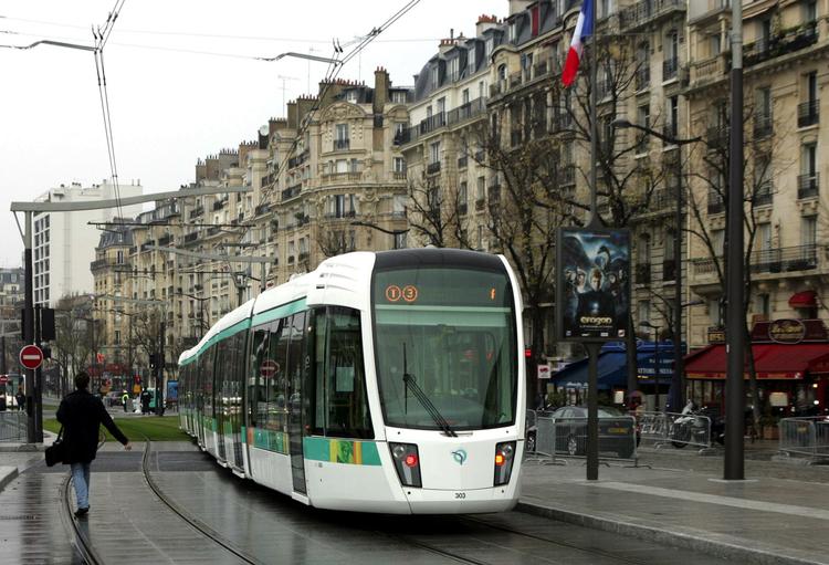 LETBANE. To borgmestre vil bruge overskuddet fra den københavnske betalingsring på at udbygge den kollektive trafik med moderne letbaner. Arkivfoto fra ny letbane i Paris. 