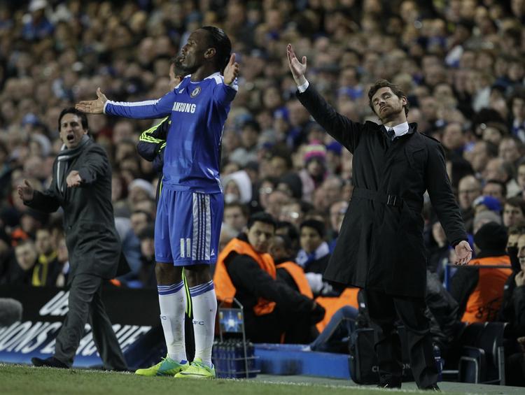 Lettelse. Målscorer Drogba (t.v.) og manager Villas-Boas under mødet med Valencia. 