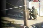 OPRØR. Foto taget af tv-stationen Ugarit viser angiveligt en regeringssoldat i aktion i Homs. 