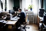 Privatkontor. Tidligere sundhedsminister Bertel Haarder mener ikke, at nogen skal blande sig i, om politikerne ryger på deres kontor på Christiansborg. »Vi er voksne mennesker herinde«, siger han. 