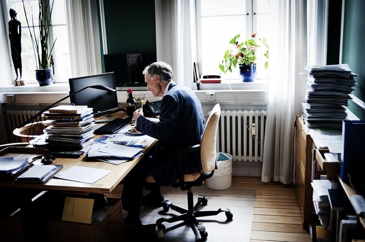 Privatkontor. Tidligere sundhedsminister Bertel Haarder mener ikke, at nogen skal blande sig i, om politikerne ryger på deres kontor på Christiansborg. »Vi er voksne mennesker herinde«, siger han. 