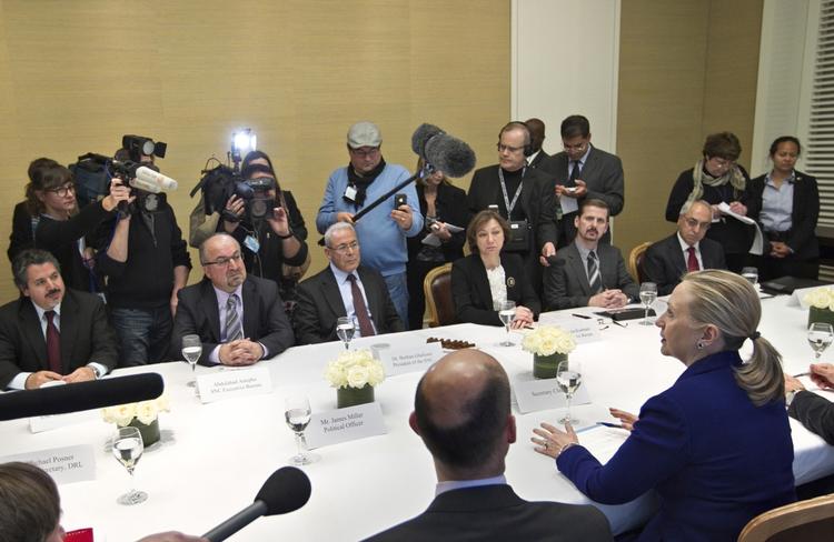 Støtte. I går mødtes USA's udenrigsminister Hillary Clinton med repræsentanter for oppositionen i Syrien. 