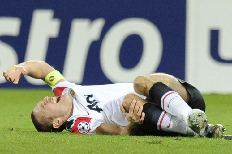 Færdig. Nemanja Vidic blev knæskadet og måtte skiftes ud allerede før pausen i Manchester Uniteds forsmædelige nederlag i Schweitz. 