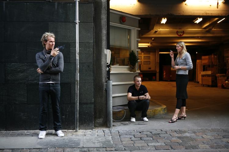 Rygepause. En enkelt smøg ikke koster arbejdspladsen særlig meget, men når titusinder af medarbejdere holder flere korte rygepauser hver dag, løber det op, mener en læser. 