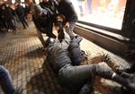 PROTEST. En fotograf fra nyhedsbureauet AP siger, at han blev holdt tilbage af politiet og blev bedt om at slette de billeder, han havde taget. På dette billede falder en politimand ned, da han forsøger at tilbageholde en demonstrant. 