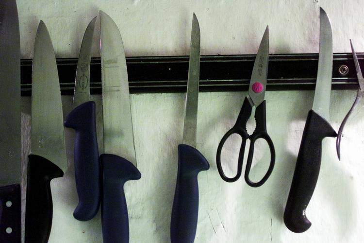 Våben. Mange drab bliver begået med en køkkenkniv. 