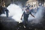 Tårefuldt. Der var voldsomme kampe mellem sikkerhedsstyrker og demonstranter på Tahrir-pladsen i Kairo i november i protest mod militærets fortsatte greb om magten. Demonstranterne blev heftigt beskudt med tåregas. 