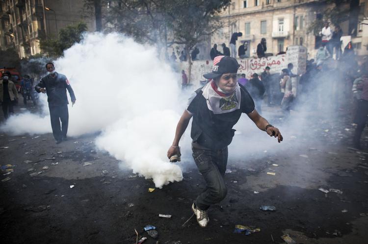 Tårefuldt. Der var voldsomme kampe mellem sikkerhedsstyrker og demonstranter på Tahrir-pladsen i Kairo i november i protest mod militærets fortsatte greb om magten. Demonstranterne blev heftigt beskudt med tåregas. 