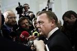 Spørgsmål. Forleden holdt Lars Løkke Rasmussen et improviseret pressemøde, som kostede ham megen kritik. Måske skal han igen ind foran rullende kameraer, når undersøgelseskommissionen begynder sit arbejder. 