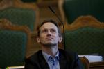 Skattesagen. Kristian Jensen vil ikke kæmpe for, at Helle Thorning-Schmidts skattepapirer bliver en del af det kommissorium,  som undersøgelseskommissionen skal arbejde ud fra. 