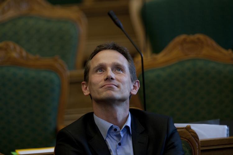 Skattesagen. Kristian Jensen vil ikke kæmpe for, at Helle Thorning-Schmidts skattepapirer bliver en del af det kommissorium,  som undersøgelseskommissionen skal arbejde ud fra. 