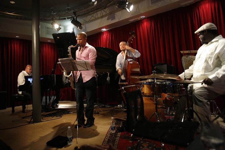 Opvarmning. Der skulle mindst to-tre numre til at ruske liv i trioen anført af Kenny Barron da de spillede på Jazzhus Montmartre tirsdag aften. 