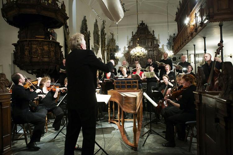 musiksnak. Mogens Dahls kammerkor fik dagens signaturskribent i en julestemning, som desværre hurtigt blev spoleret. 