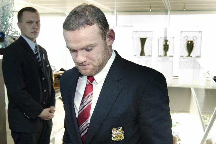 Straf. Den engelske angriber Wayne Rooney havde den alvorlige mine på efter en høring i UEFA, hvor hans karantæne var på dagsordenen. 