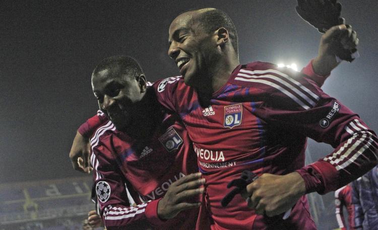 Mistænkt. Lyon's Jimmy Briand og Mouhamadou Dabo fejrer en af holdets syv scoringer i den sensationelle kamp mod  Dinamo Zagreb. 