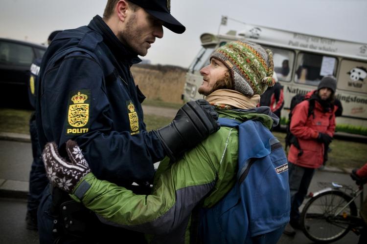 Nærkontakt. Politiet havde mange konfrontationer med demonstranter under klimatopmødet i december 2009. Blandt andet ved Bella Center, hvor flere aktivister forsøgte at trænge ind. 