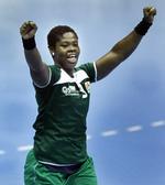 Mindre. Spillerne fra Elfenbenskysten måler i gennemsnit 1,73 meter og vejer 65 kilo, mens danskerne i snit er 1,76 meter høje og har en kampvægt på 70 kilo. 