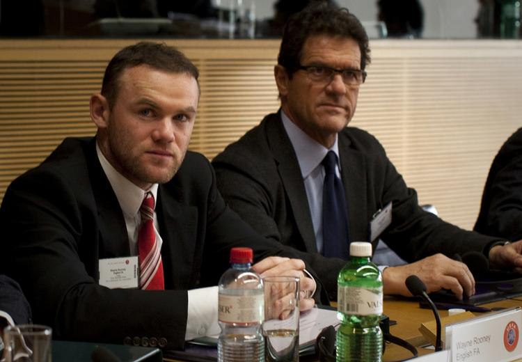 Sidemand. Wayne Rooney havde landstræner Fabio Capello med som støtte ved appelhøringen. 