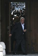 Overvågning. En fransk tv-station viser overvågningsvideoer fra Sofitel-hotellet i New York fra den 14. maj, hvor Strauss-Kahn skulle have forgrebet sig på en stuepige. 