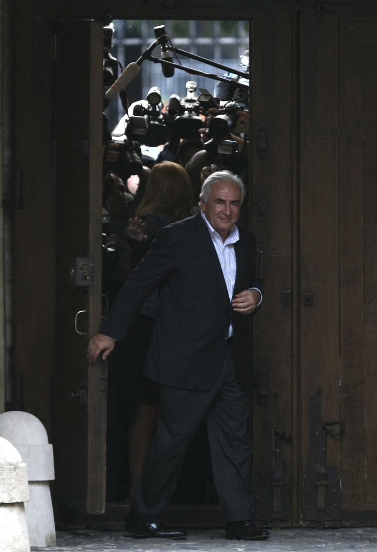 Overvågning. En fransk tv-station viser overvågningsvideoer fra Sofitel-hotellet i New York fra den 14. maj, hvor Strauss-Kahn skulle have forgrebet sig på en stuepige. 