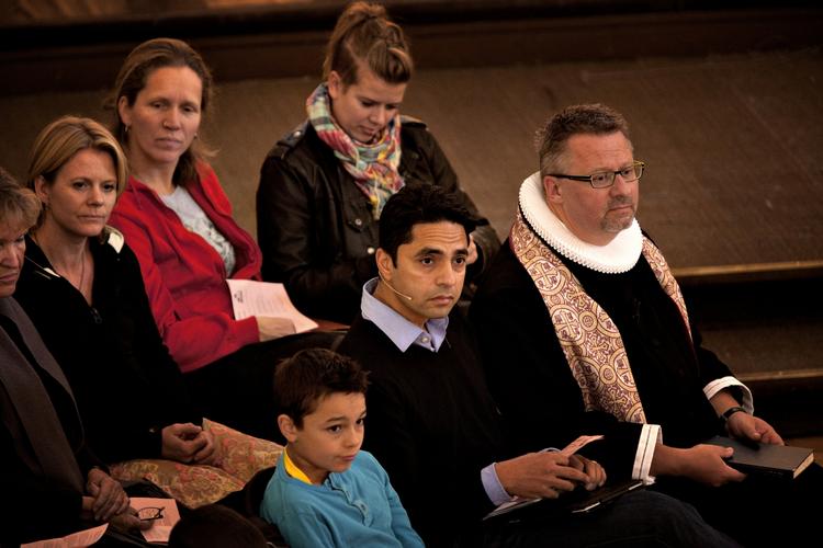 Modvind. Kirkeminister Manu Sareen (R) kan ikke få alle biskopper til at arbejde med et vielsesritual for homoseksuelle. 