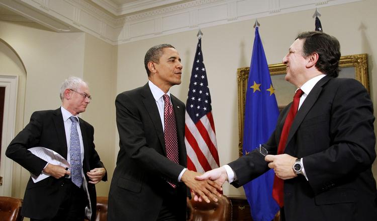 Bistand. Obama er lige så optaget af den europæiske gældskrise, som europæerne. »Vi fortsætter vores løbende dialog om den finansielle situation i eurozonen«, hedder det i en meddelelse fra Det Hvide Hus. 