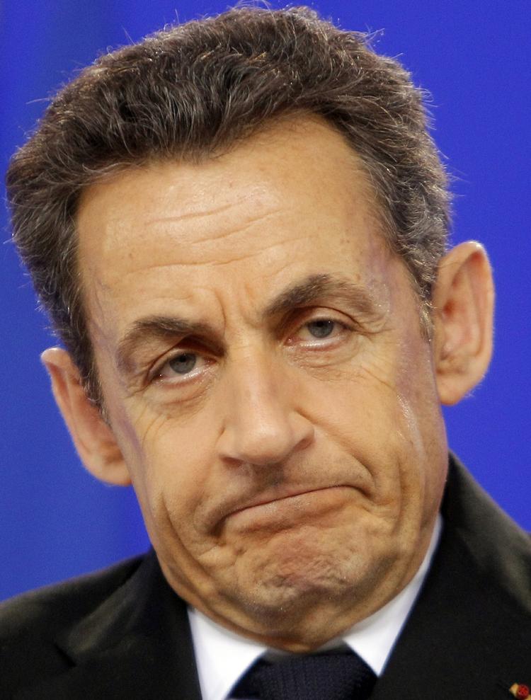 træt. Det er ikke os, der skaber et EU i to hastigheder, siger Nicolas Sarkozy, efter at det i nat ikke lykkedes at få alle EU-lande med til en traktatændring, som skal genopbygge tilliden til euroen. 