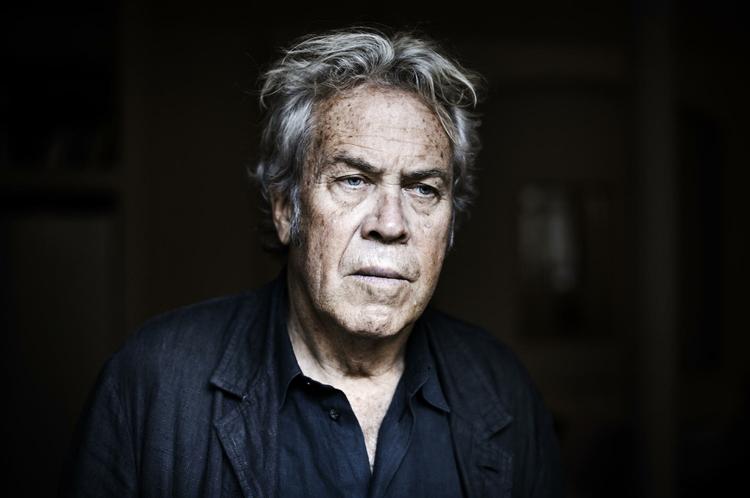 Cykelløb. Anskuer man digtsamlingen som et cykelløb, går Leth fra et tungt, træt og lidt trist tråd i begyndelsen til et trægt ridt op ad bjergstigningen. Og han når op. 