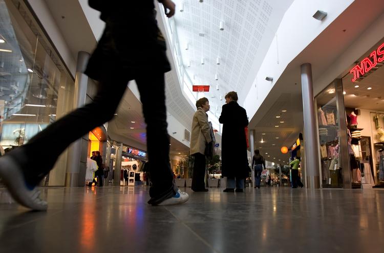 UHYGIEJNISK. Det vrimler med campylobacter- og colibakterier på gelændere, håndtag, vaske og varer, som folk berører, i indkøbscentrene. (Arkivfoto) 