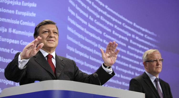 Traktatændringer. EU-landene har ladet vores fælles økonomier pantsætte til en finanssektor, hvis panikagtige redning absurd nok udløste gældskrisen, lyder det i dagens signatur. 