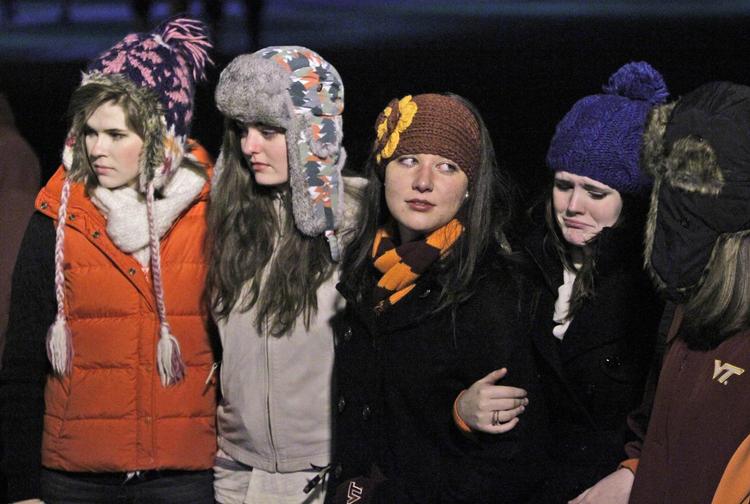 Igen. Dybt berørte studerende fra Virginia Tech, som i 2007 blev ramt af en en endnu større tragedie, da en bevæbnet mand dræbte 32 personer og dernæst sig selv. 