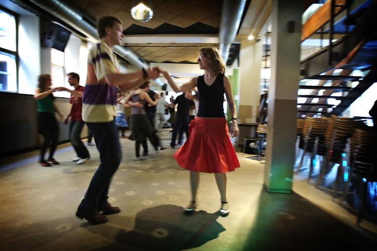 Nybegyndere. For uerfarne dansere vil der hver gang være en halv times intro til de mest basale Lindy Hop-dansetrin, inden der for alvor fyres op under dansegulvet. 