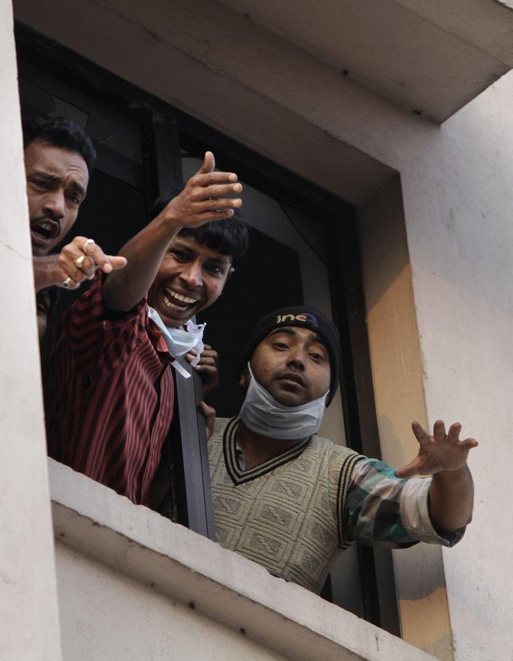 Hjælp! Ansatte på hospitalet råber på hjælp, efter at hospitalet i den indiske millionby Kolkata, er brudt i brand. 