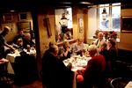 Stemning. I Restaurant Kronborgs hyggelige, støjfremmende kælderlokaler er den lune ribbenssteg med rødkål og surt højdepunktet. 