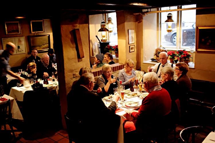 Stemning. I Restaurant Kronborgs hyggelige, støjfremmende kælderlokaler er den lune ribbenssteg med rødkål og surt højdepunktet. 