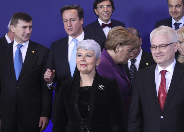 topmøde. Den tyske kansler, Angela Merkel, vender nærmest symbolsk ryggen til Englands premierminister David Cameron (nummer to fra venstre). 