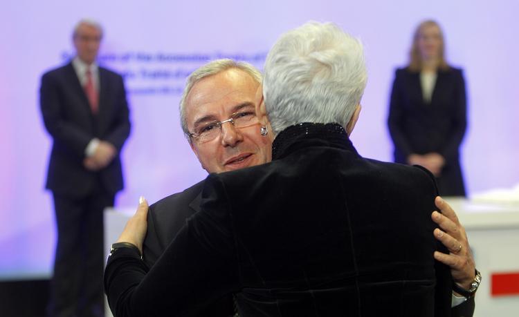 Knusende. Kroatiens præsident, Ivo Josipovic, giver landets regeringschef Jadranka Kosor (med ryggen til) et knus, da aftalen er skrevet under. 