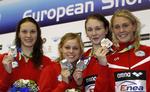 GENNEMBRUDDET. Danmarks sølvhold i 4x50 meter fri bestod af fra venstre Mie Ø. Nielsen på 15, Pernille Blume på 16, Katrine Holm Sørensen på 19 og aftenens 23-årige EM-topscorer Jeanette Ottesen. 