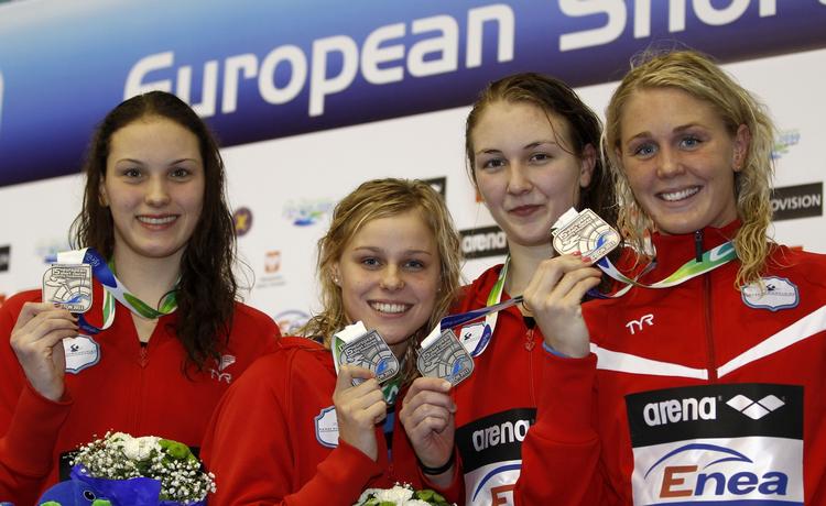 GENNEMBRUDDET. Danmarks sølvhold i 4x50 meter fri bestod af fra venstre Mie Ø. Nielsen på 15, Pernille Blume på 16, Katrine Holm Sørensen på 19 og aftenens 23-årige EM-topscorer Jeanette Ottesen. 